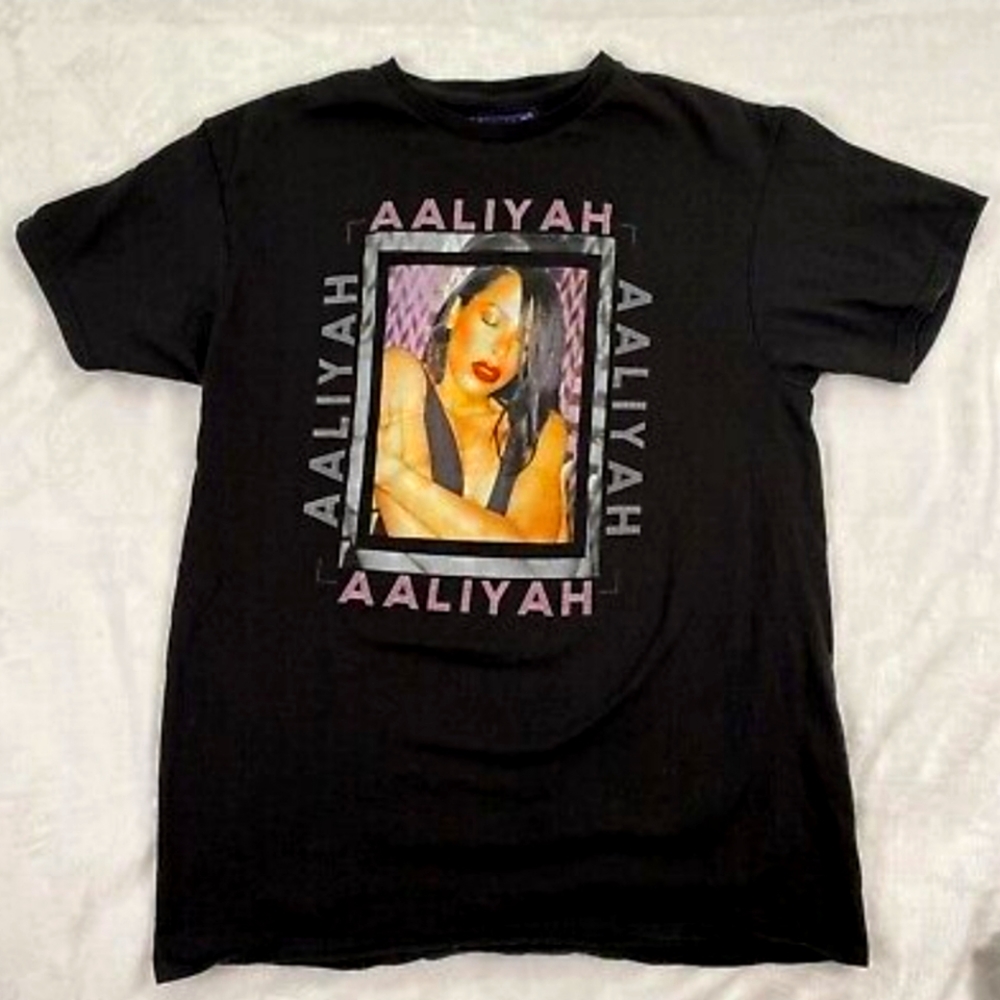 NWOT Men's Aaliyah Cross Colours  Baby Girl T-shirt
